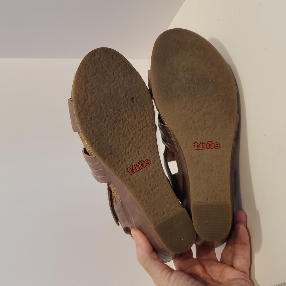 Taos Women's Tradition Wedge Sandal In Dark Taupe Leather Size 7-7.5 - Picture 9 of 10